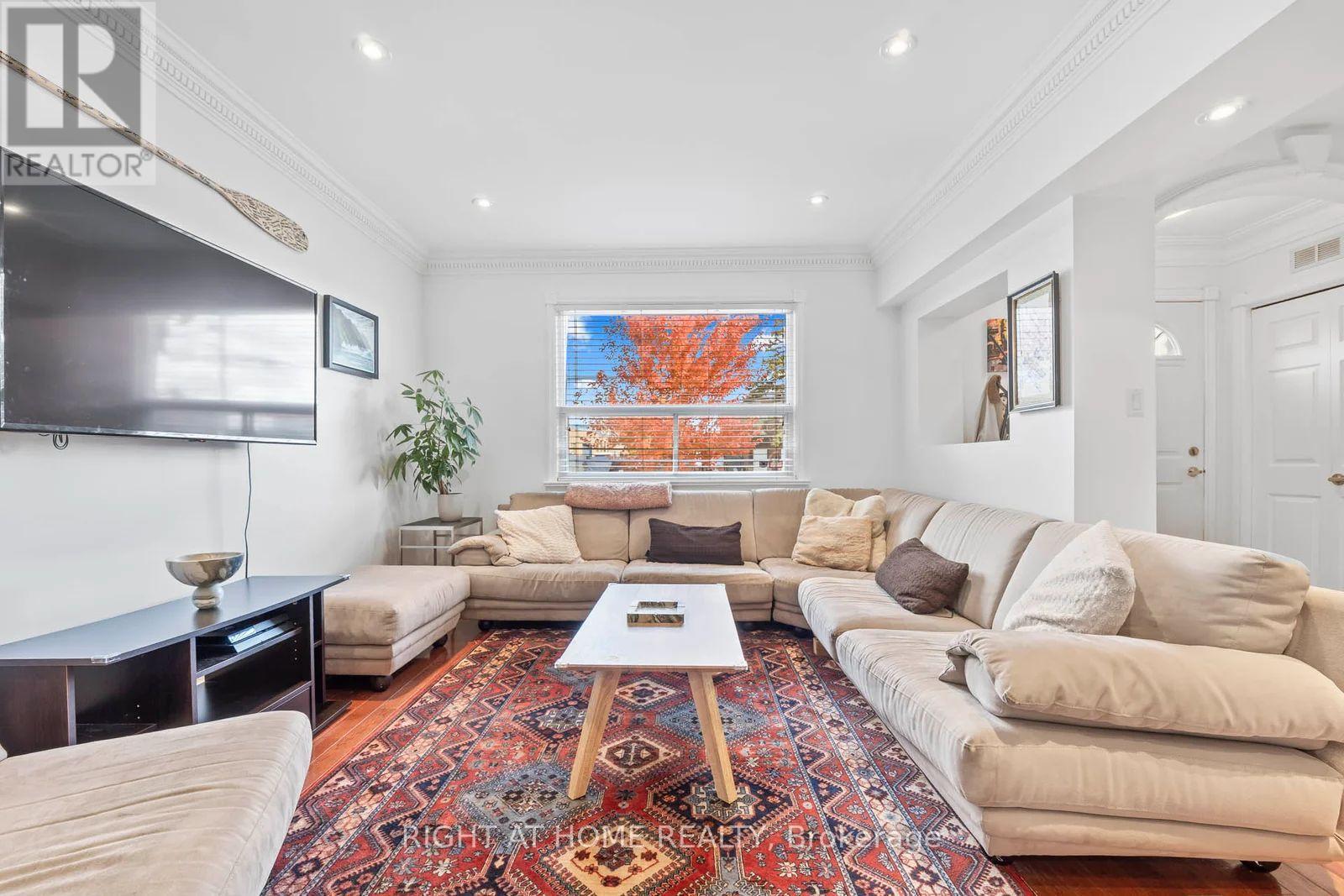 16 Connie Street, Toronto, Ontario  M6L 2J1 - Photo 6 - W12741334