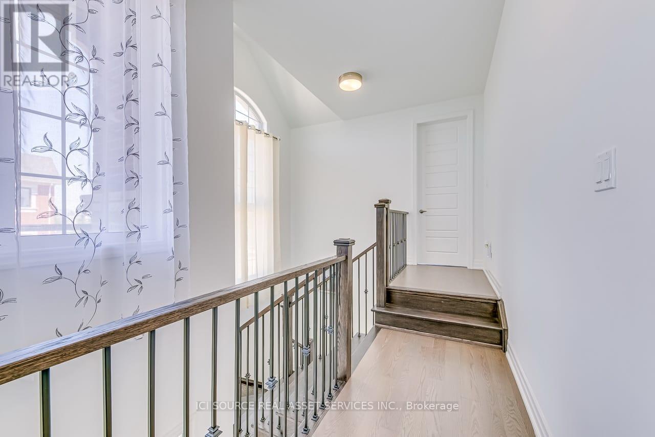 1392 Hydrangea Gardens, Oakville, Ontario  L6H 7G1 - Photo 12 - W12741352