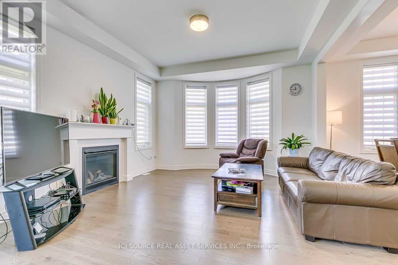 1392 Hydrangea Gardens, Oakville, Ontario  L6H 7G1 - Photo 6 - W12741352