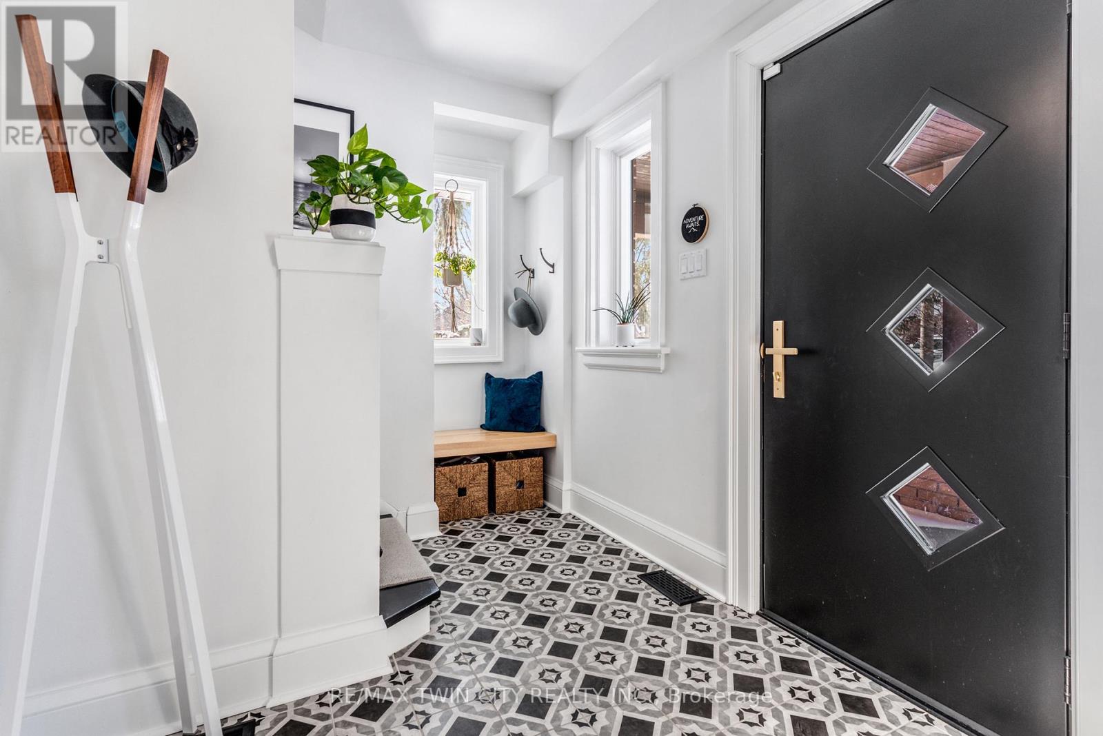 86 Earl Street, Kitchener, Ontario  N2M 2V9 - Photo 2 - X12741386