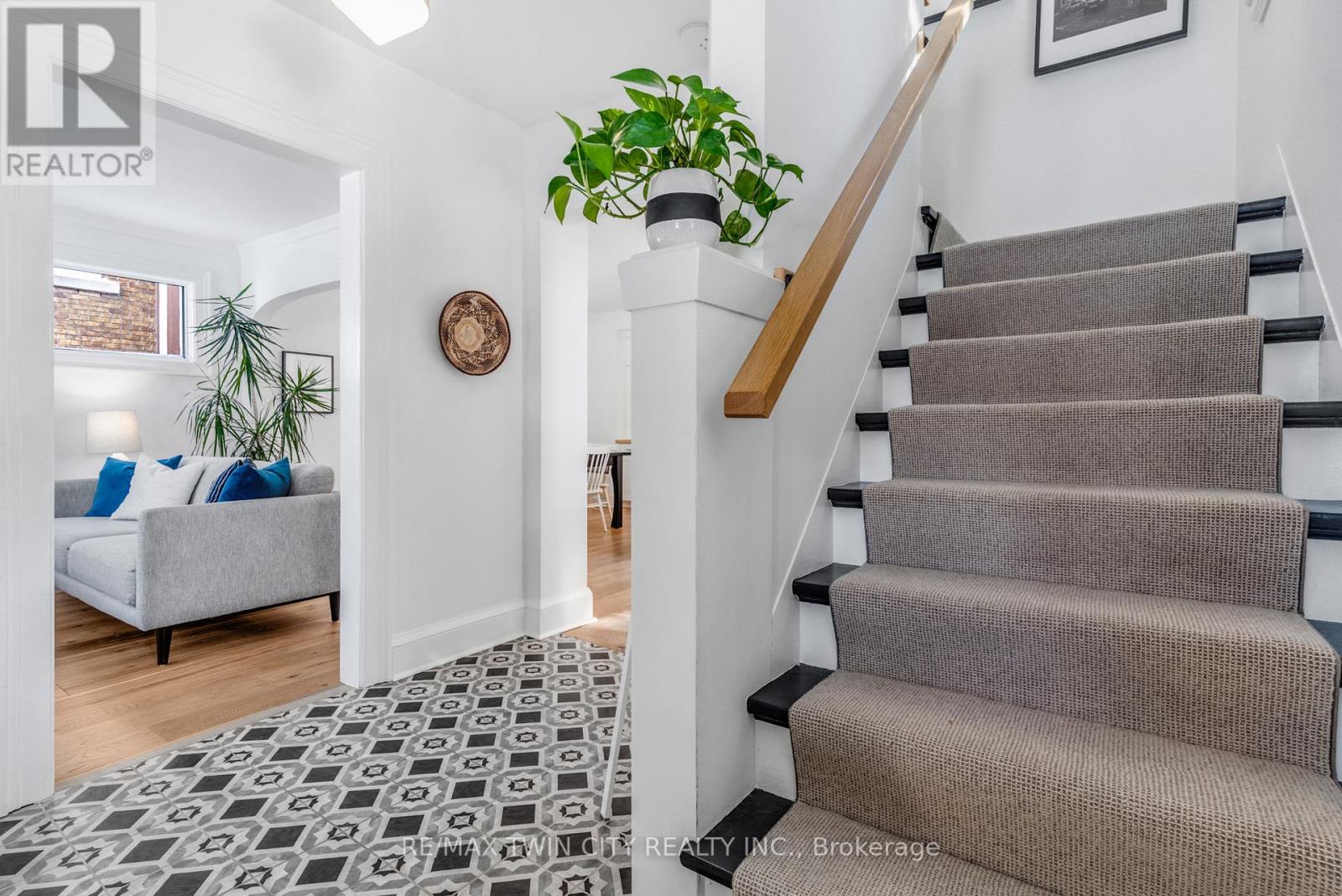 86 Earl Street, Kitchener, Ontario  N2M 2V9 - Photo 3 - X12741386