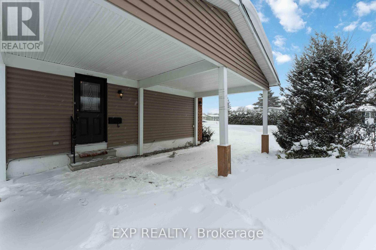 303 Amiens Street, Ottawa, Ontario  K1E 1N3 - Photo 2 - X12741450