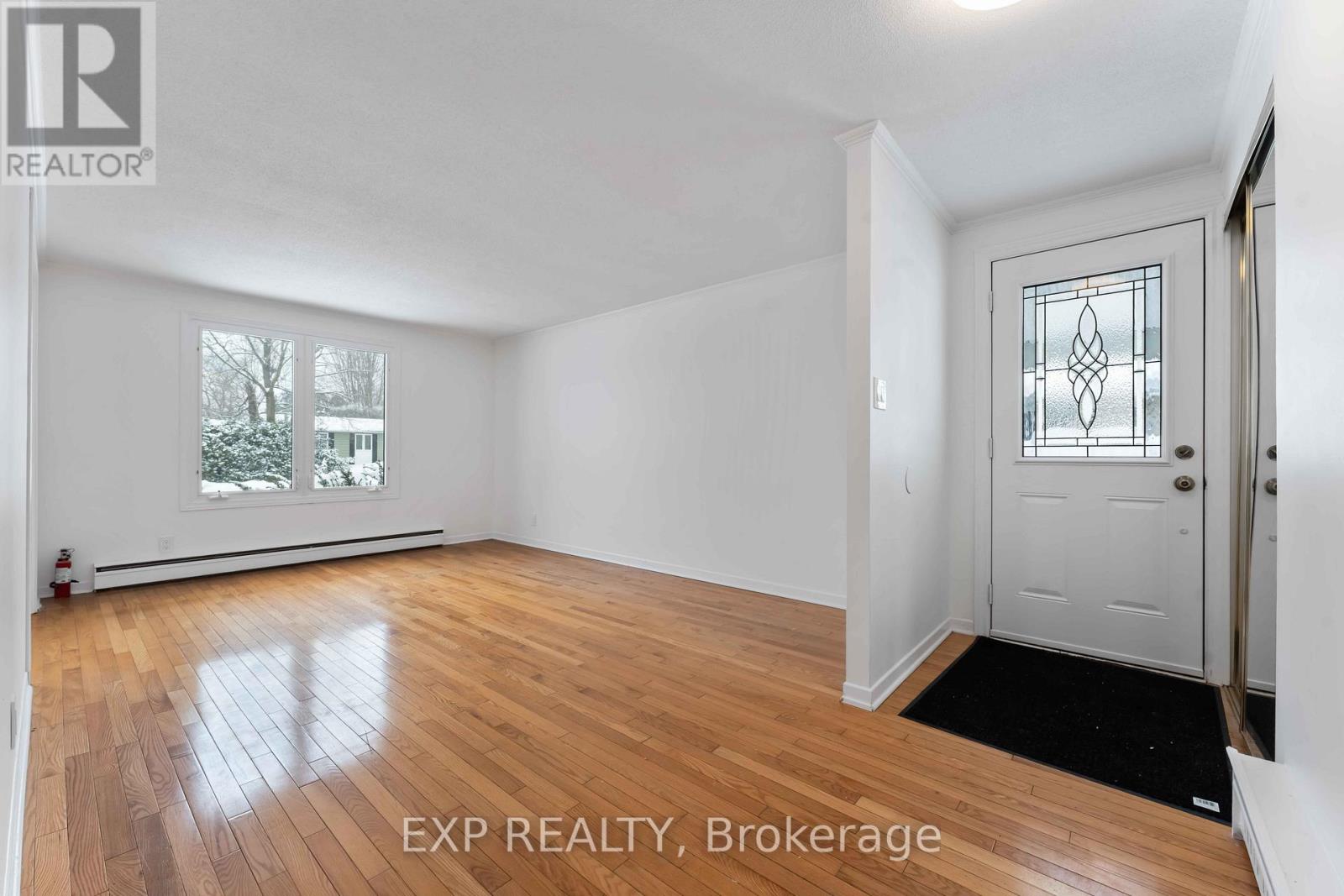 303 Amiens Street, Ottawa, Ontario  K1E 1N3 - Photo 3 - X12741450