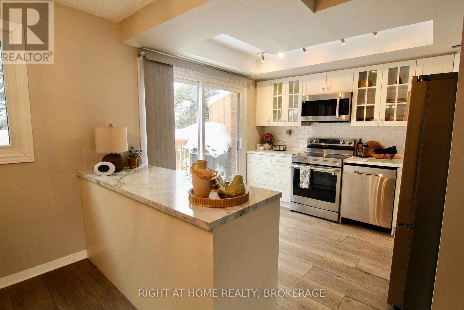 54 - 178 Scott Street, St. Catharines, Ontario  L2N 6Y5 - Photo 6 - X12741474