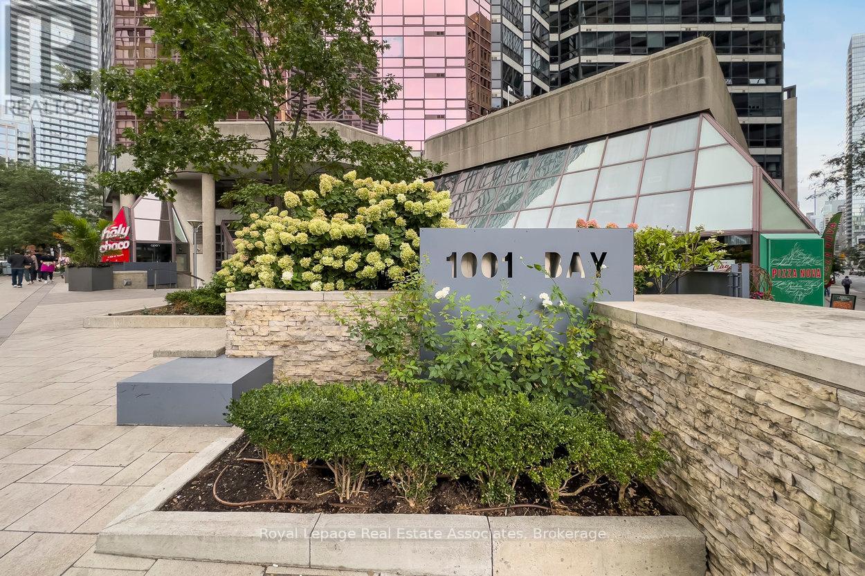 2014 - 1001 Bay Street, Toronto, Ontario  M5S 3A6 - Photo 2 - C12741480