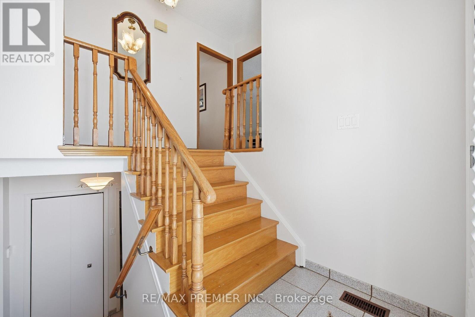 17 Kittiwake Avenue, Toronto, Ontario  M9V 4P5 - Photo 3 - W12741454