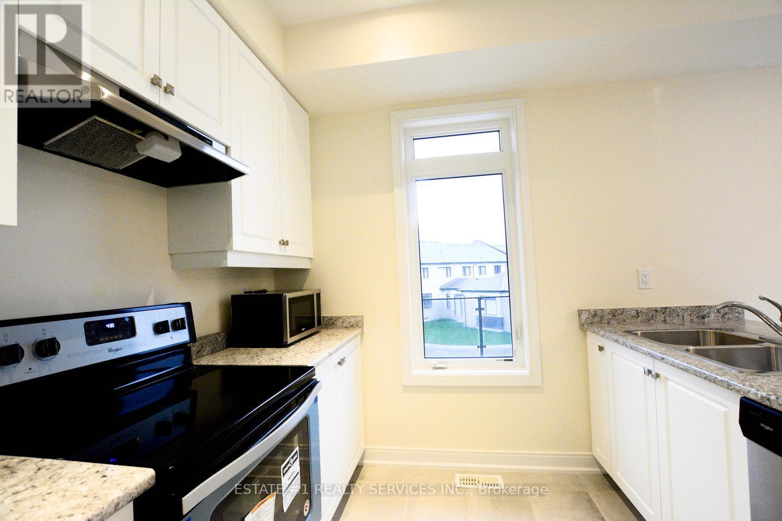 357 Veterans Drive, Brampton, Ontario  L7A 4W1 - Photo 9 - W12741464