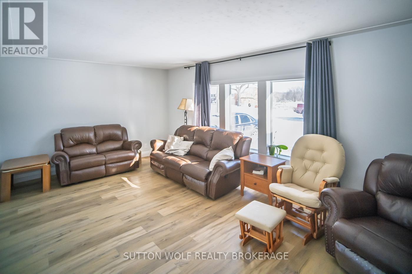 235 William Street, Southwest Middlesex, Ontario  N0L 1Z0 - Photo 2 - X12657304