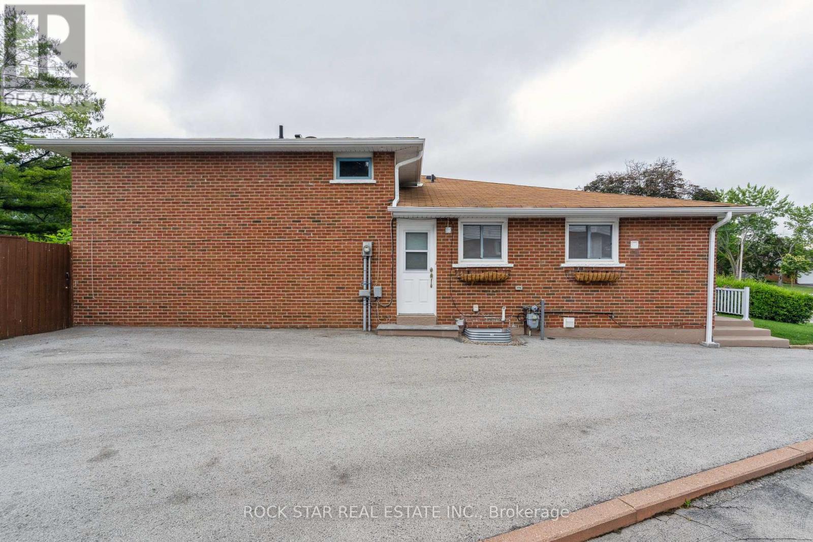 Lower - 3675 Glencolin Court, Mississauga, Ontario  L5C 2G3 - Photo 2 - W12741562