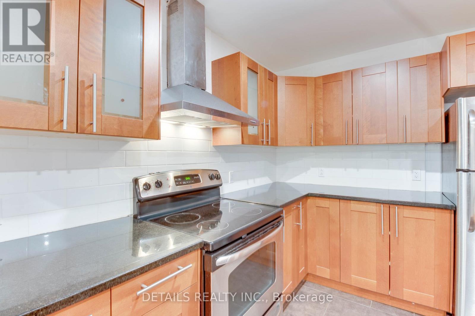 1106 Bathgate Drive, Ottawa, Ontario K1J 8G1 - Photo 12 - X12741714