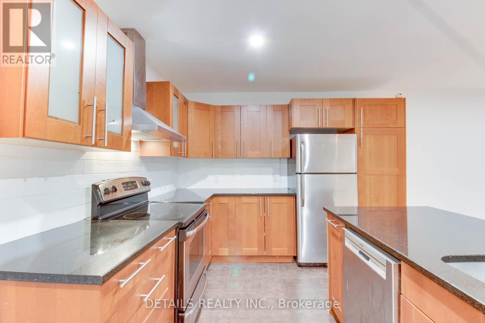 1106 Bathgate Drive, Ottawa, Ontario K1J 8G1 - Photo 4 - X12741714