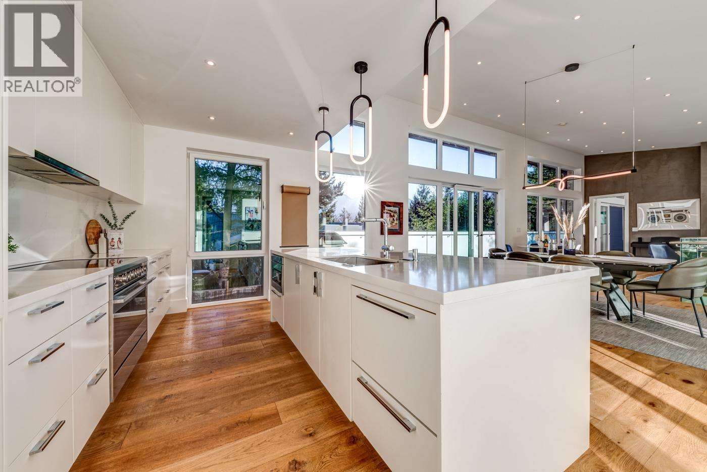 8224 Alpine Way, Whistler, British Columbia  V8E 0G2 - Photo 2 - R3084784