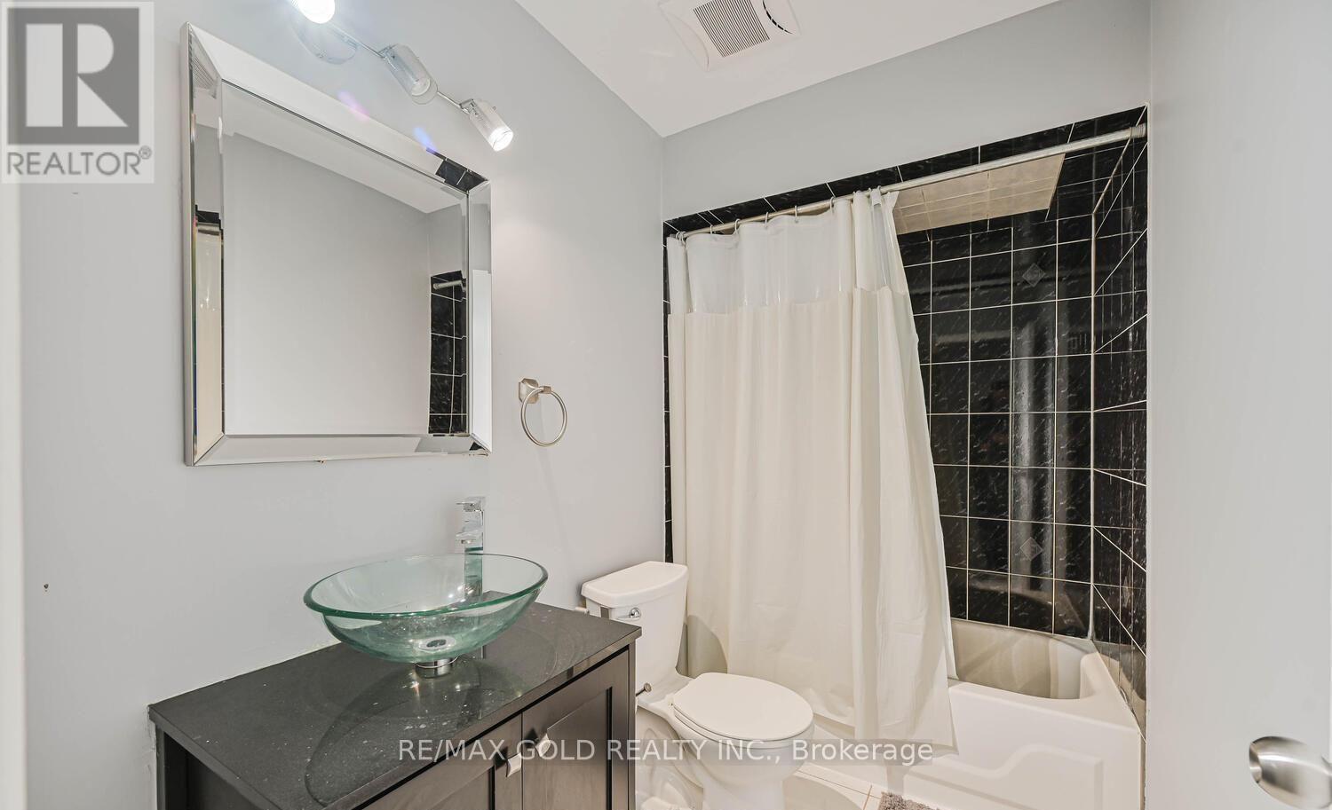 73 Chipmunk Crescent, Brampton, Ontario  L6R 1B4 - Photo 14 - W12741646