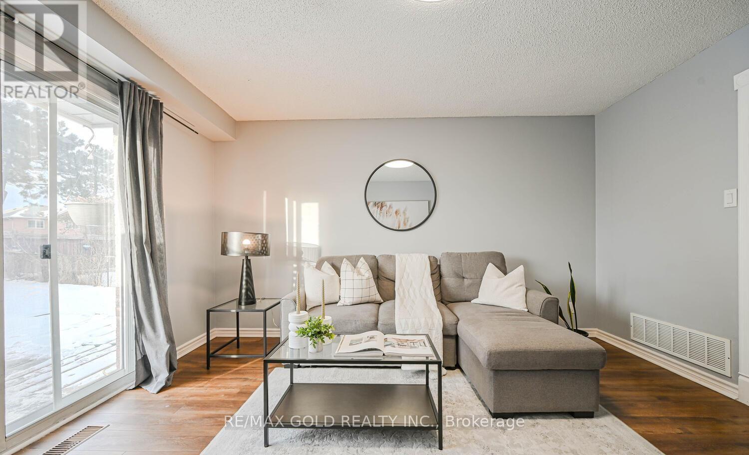 73 Chipmunk Crescent, Brampton, Ontario  L6R 1B4 - Photo 3 - W12741646