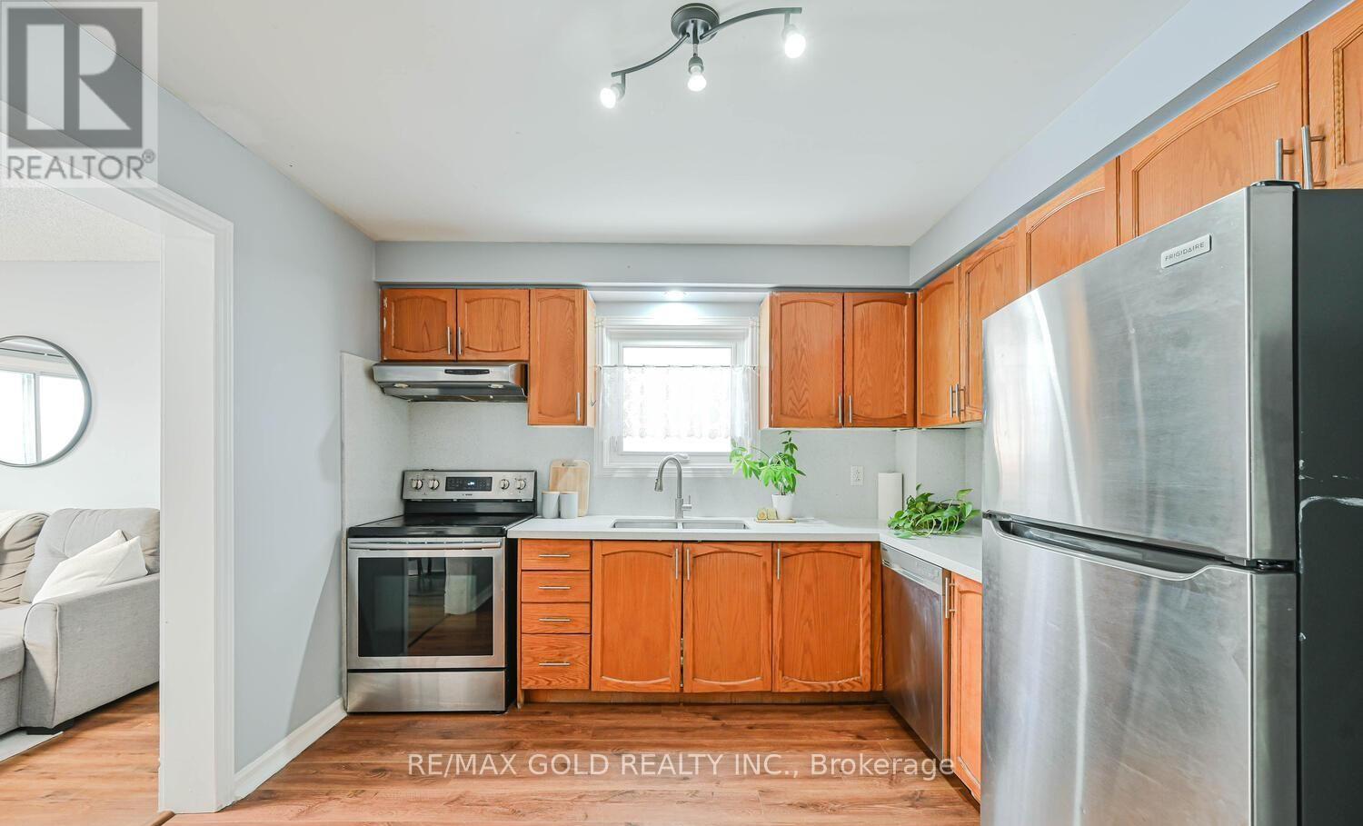 73 Chipmunk Crescent, Brampton, Ontario  L6R 1B4 - Photo 6 - W12741646