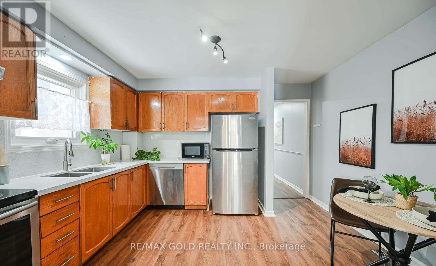 73 Chipmunk Crescent, Brampton, Ontario  L6R 1B4 - Photo 7 - W12741646