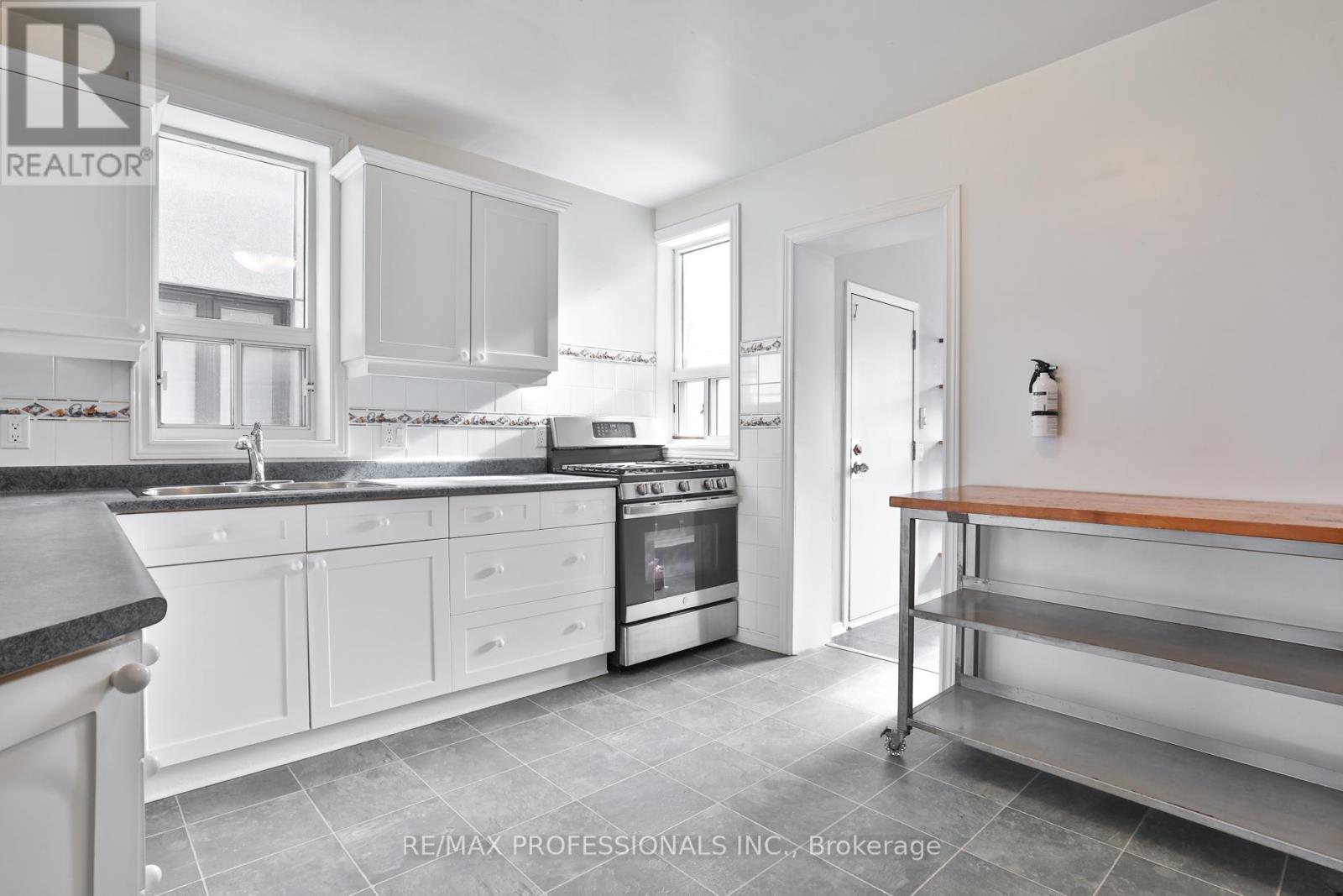 77 Fern Avenue, Toronto, Ontario  M6R 1K2 - Photo 7 - W12741688