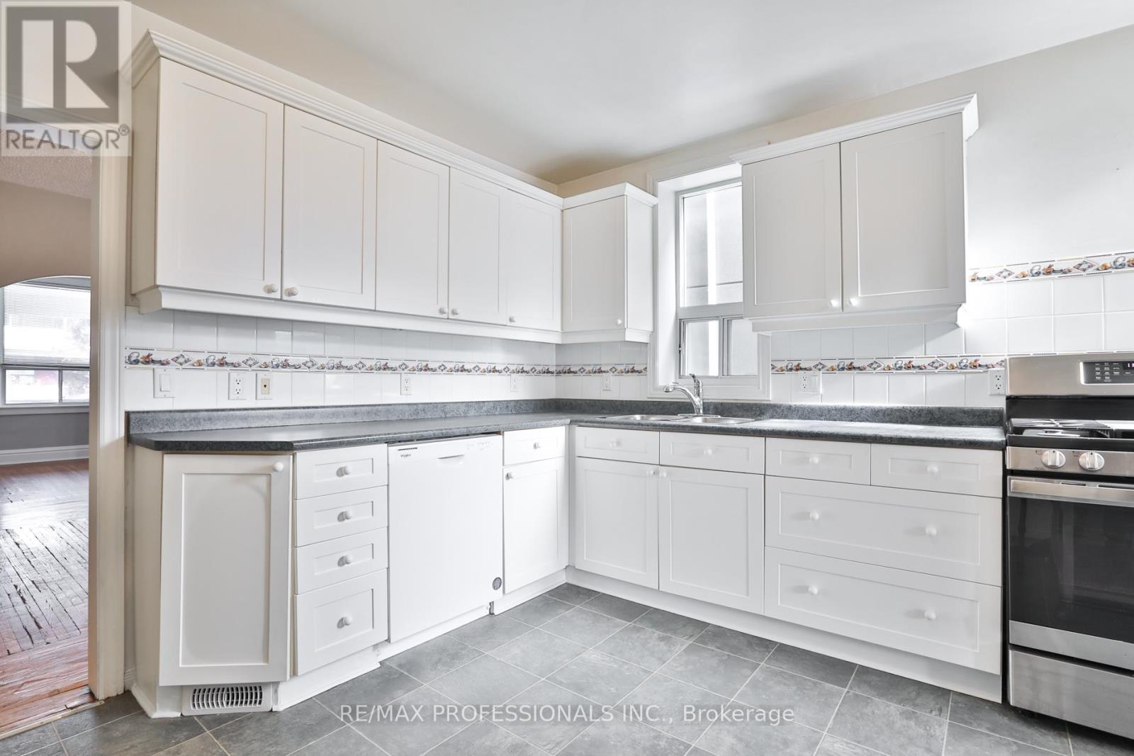 77 Fern Avenue, Toronto, Ontario  M6R 1K2 - Photo 8 - W12741688