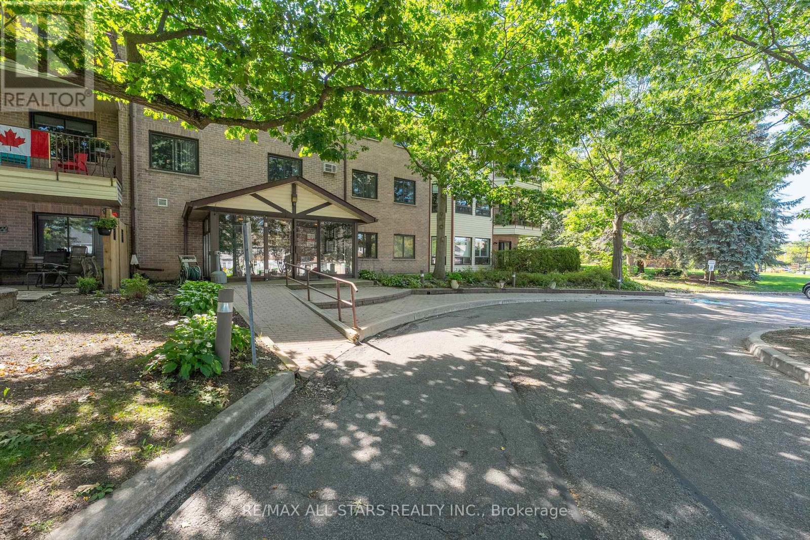 301 - 111 Grew Boulevard, Georgina, Ontario  L0E 1L0 - Photo 5 - N12741828