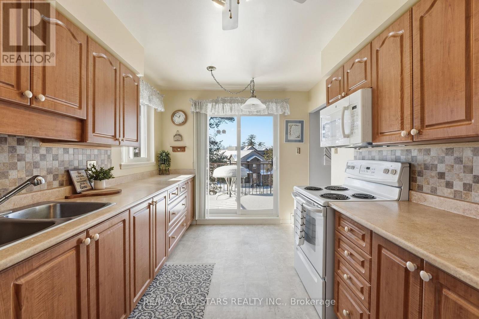 301 - 111 Grew Boulevard, Georgina, Ontario  L0E 1L0 - Photo 8 - N12741828