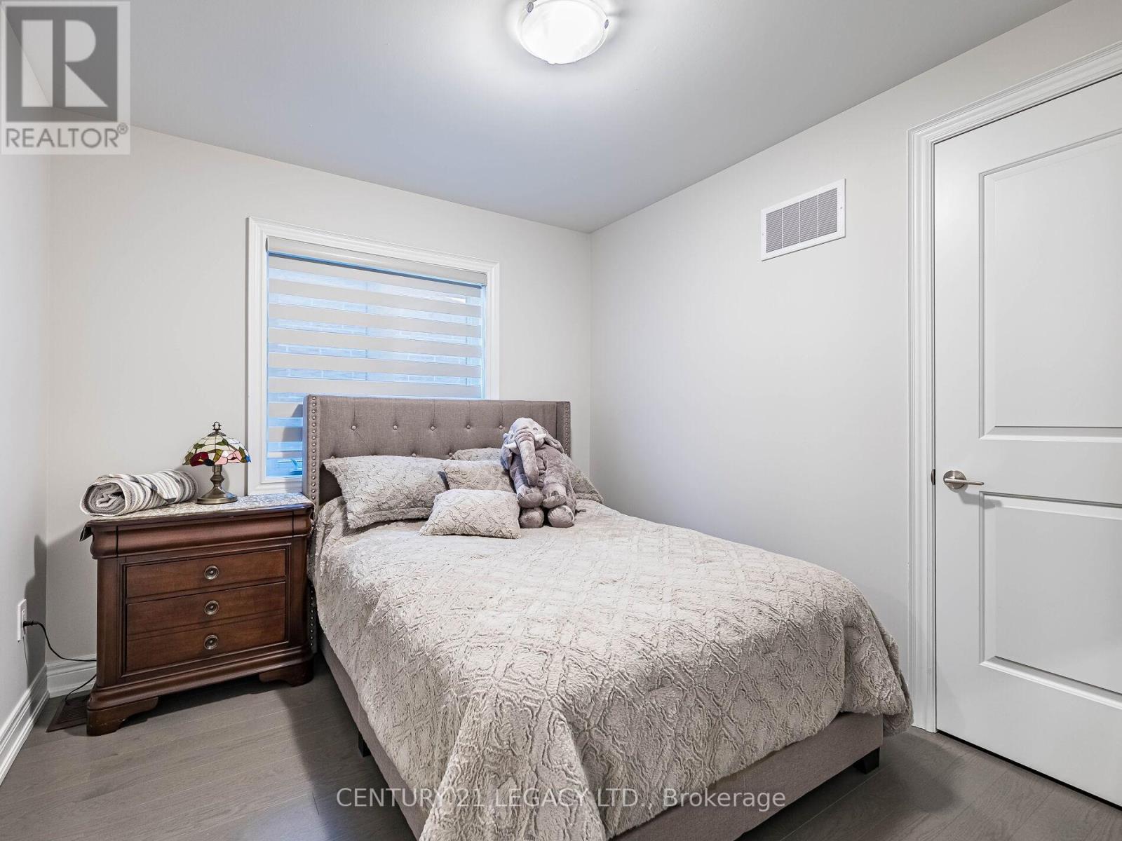 21 Goodview Drive, Brampton, Ontario  L6R 4C3 - Photo 9 - W12741838