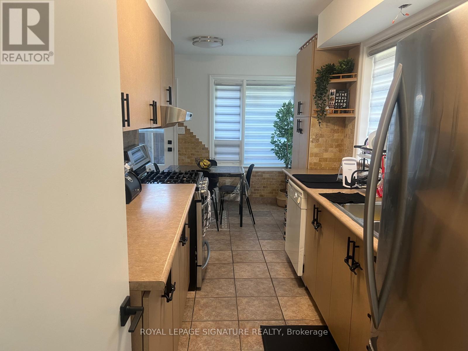 1410 Larchview Trail, Mississauga, Ontario  L5E 2R9 - Photo 4 - W12741848