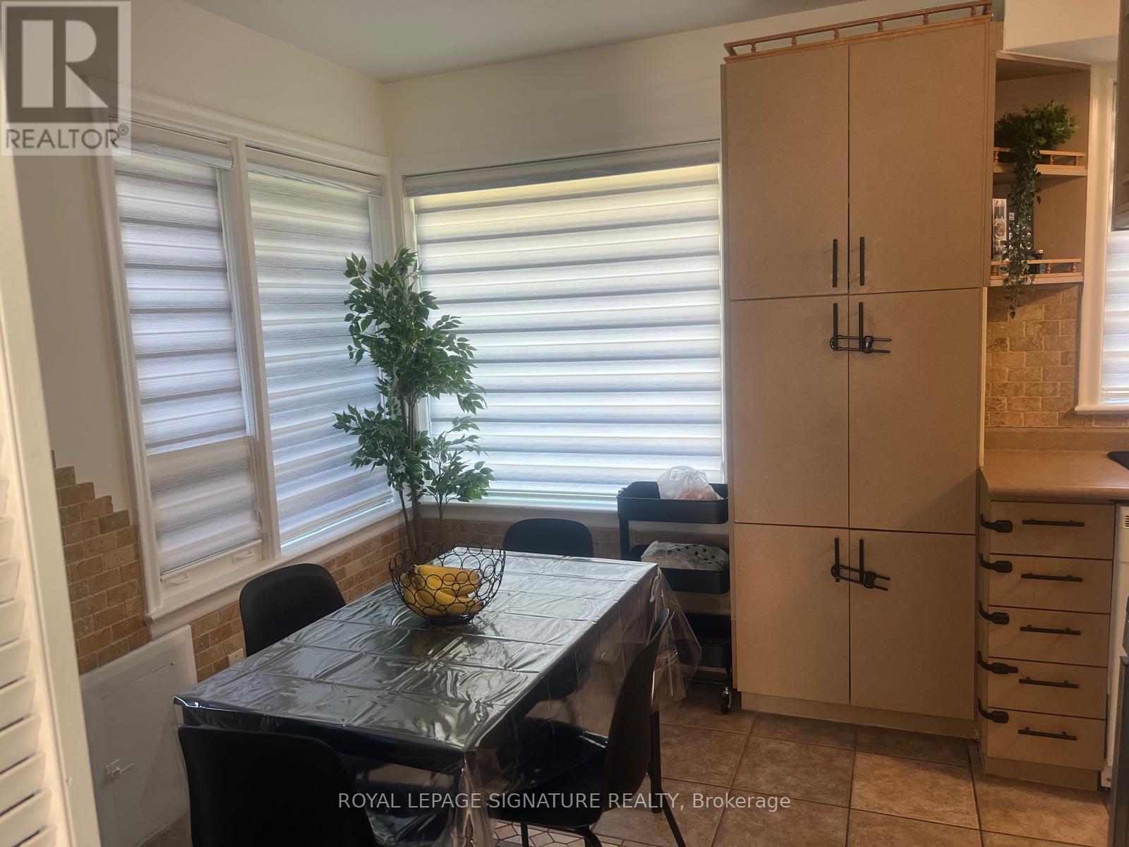 1410 Larchview Trail, Mississauga, Ontario  L5E 2R9 - Photo 5 - W12741848