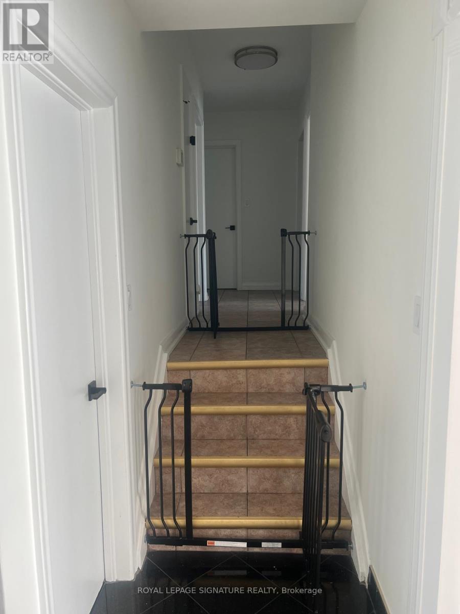 1410 Larchview Trail, Mississauga, Ontario  L5E 2R9 - Photo 7 - W12741848