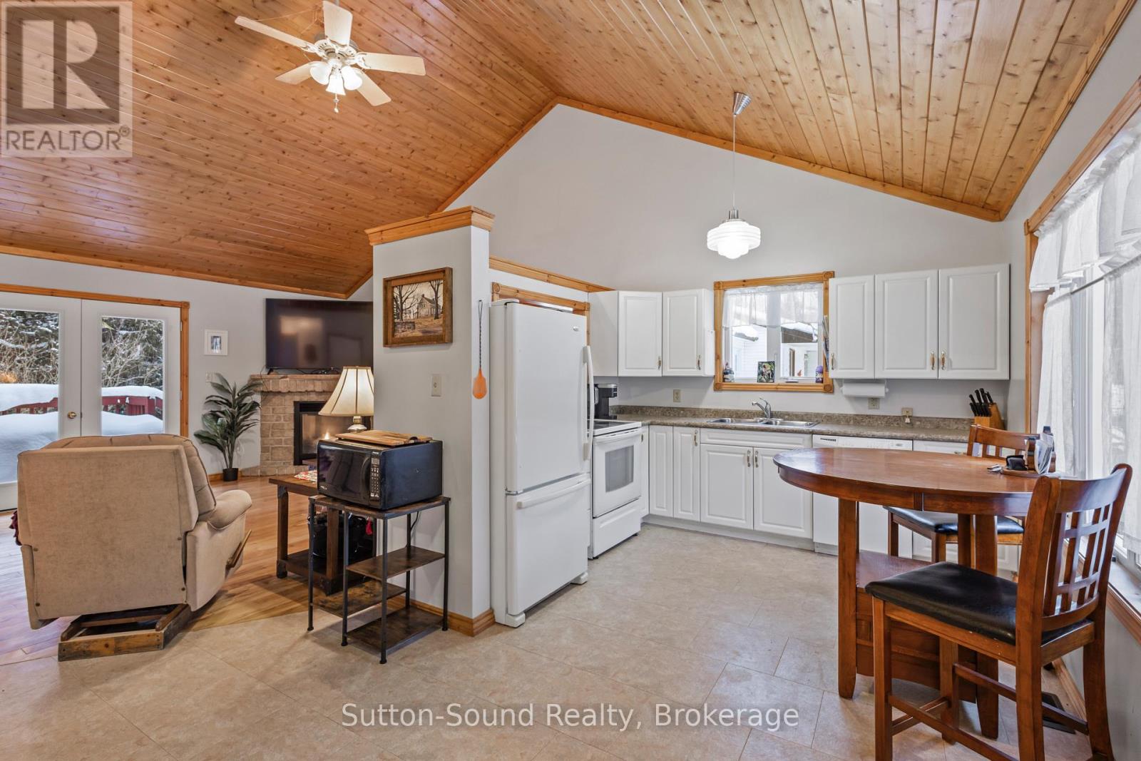 554 Stokes Bay Road, Northern Bruce Peninsula, Ontario N0H 2M0 - Photo 10 - X12741950