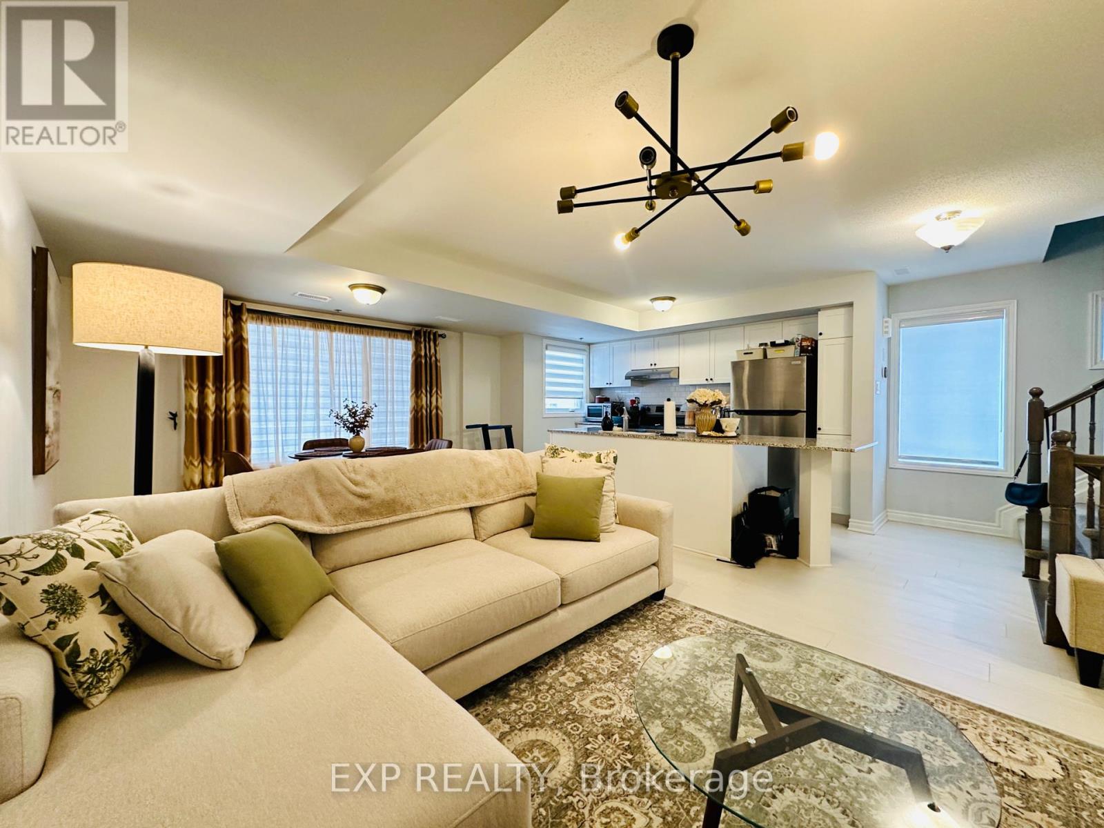 545 Takamose Private, Ottawa, Ontario  K1K 5A5 - Photo 4 - X12741972