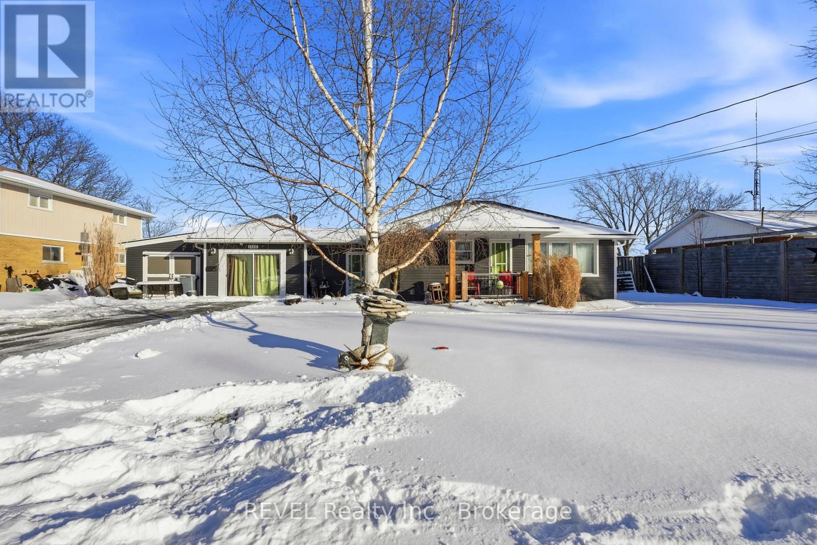 1150 Pettit Road, Fort Erie, Ontario L2A 5A3 - Photo 2 - X12741962