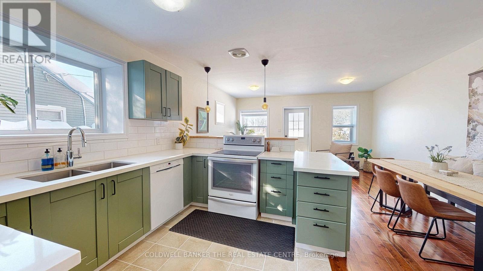 135 Simcoe Street, Orillia, Ontario  L3V 1G8 - Photo 6 - S12741408