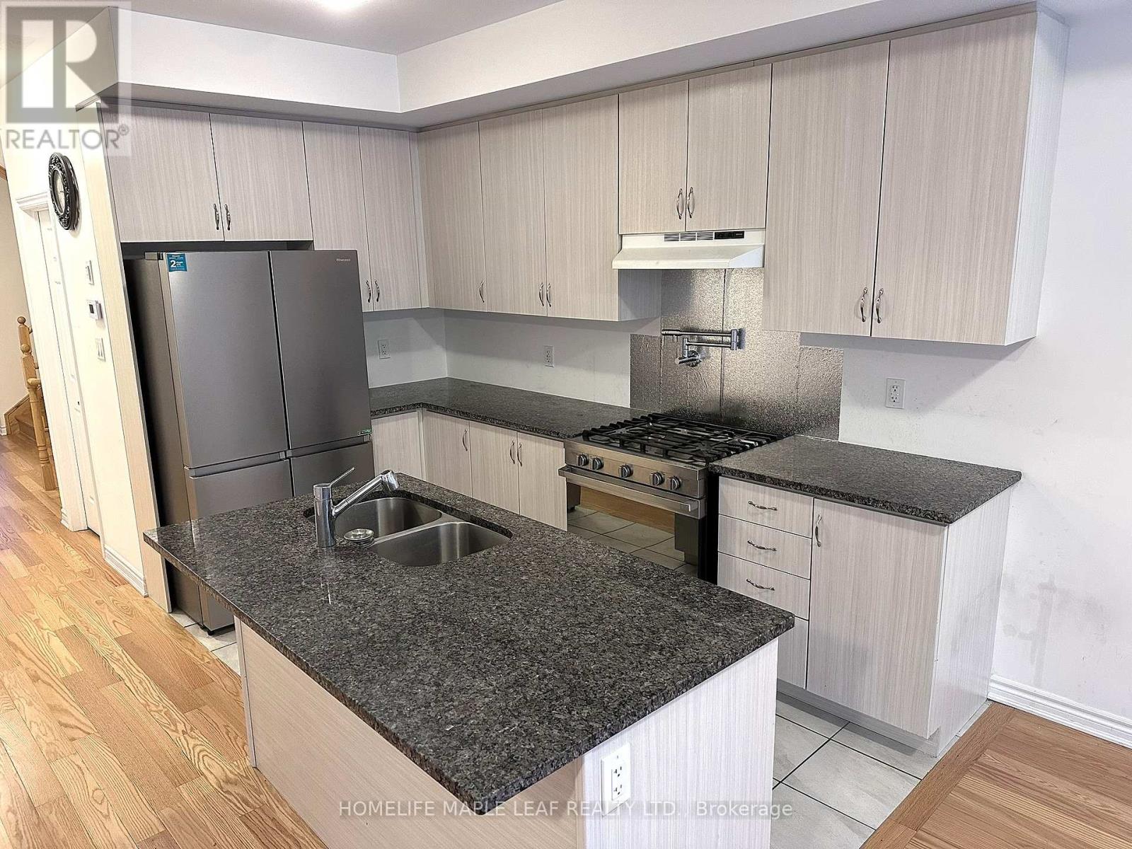 19 Waterfront Crescent, Whitby, Ontario  L1N 0M9 - Photo 5 - E12742002