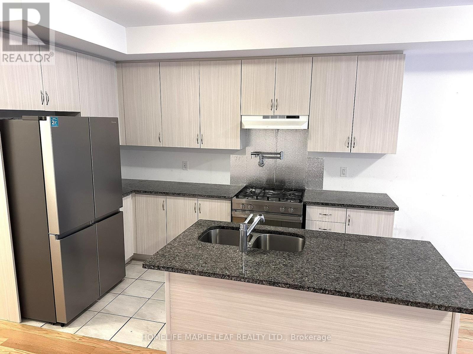 19 Waterfront Crescent, Whitby, Ontario  L1N 0M9 - Photo 6 - E12742002