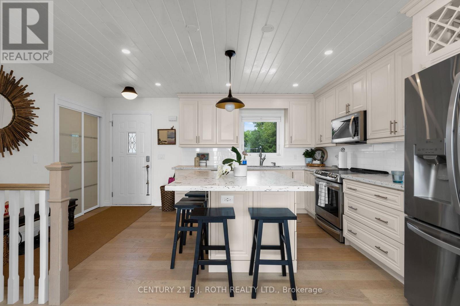 95 Lakeshore Road E, Oro-Medonte, Ontario  L0L 2E0 - Photo 4 - S12742000