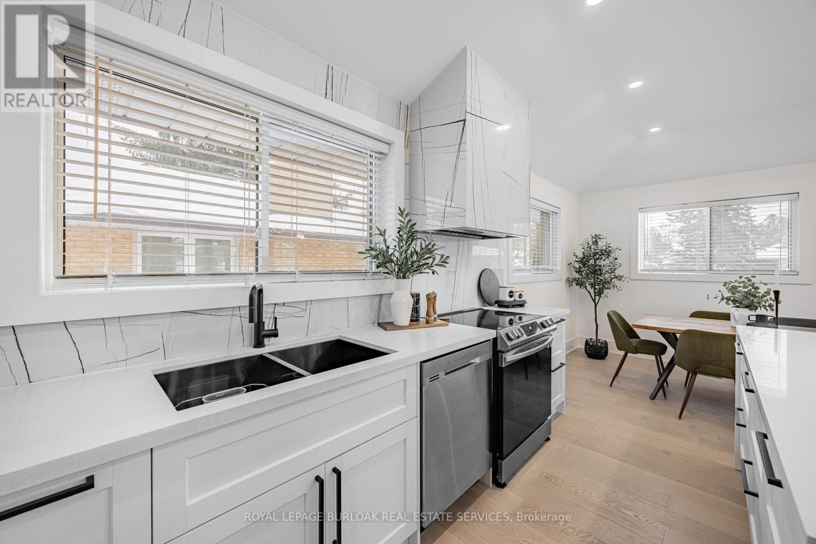 248 Wales Crescent, Oakville, Ontario  L6L 3X7 - Photo 13 - W12741900