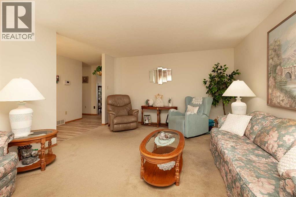 83 Elm Crescent S, Lethbridge, Alberta  T1K 4W8 - Photo 5 - A2280111