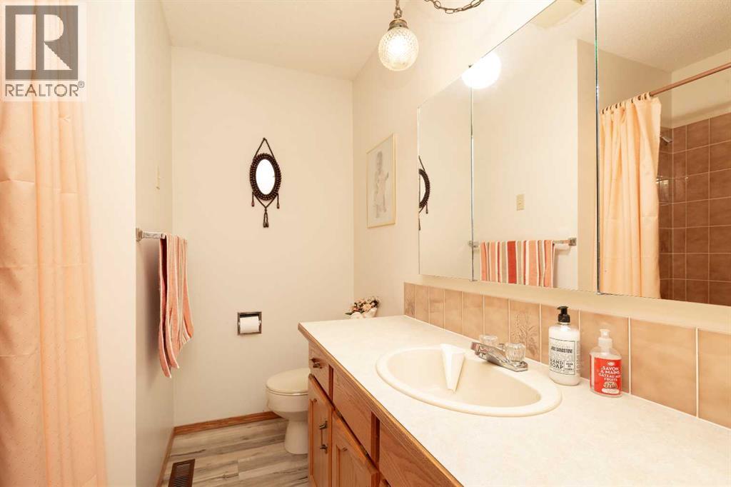 83 Elm Crescent S, Lethbridge, Alberta  T1K 4W8 - Photo 11 - A2280111