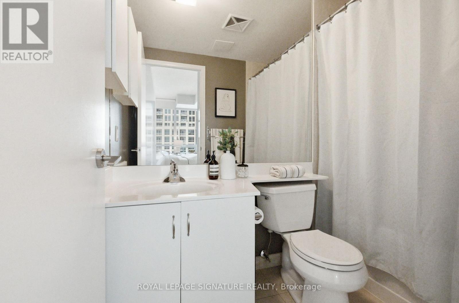 702 - 215 Fort York Boulevard, Toronto, Ontario  M5V 4A2 - Photo 18 - C12742062