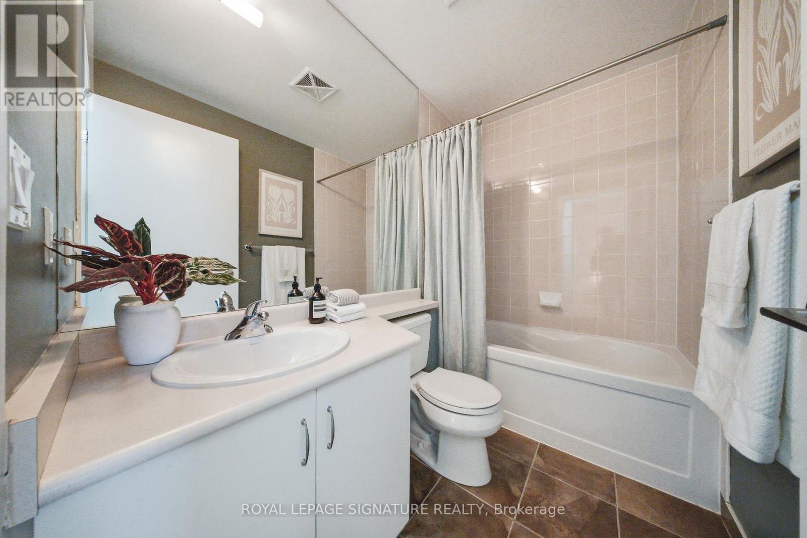 702 - 215 Fort York Boulevard, Toronto, Ontario  M5V 4A2 - Photo 22 - C12742062