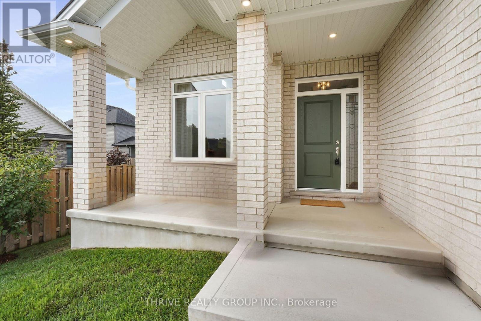 3 Elliot Street, Strathroy-Caradoc, Ontario  N7G 0H2 - Photo 3 - X12420845