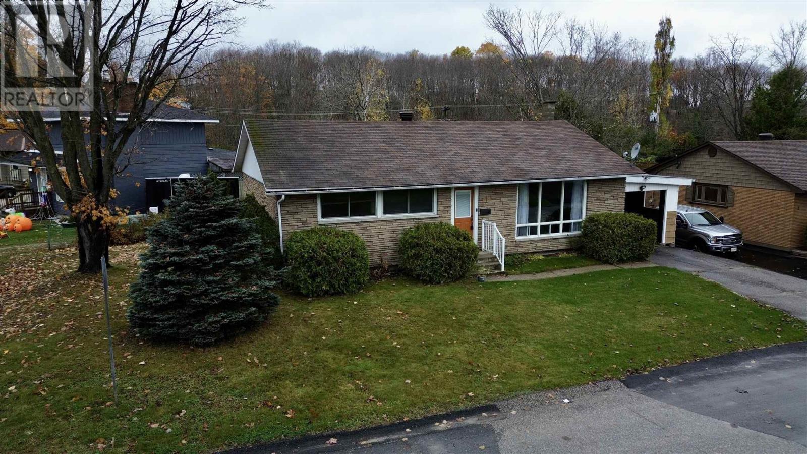 1 Balsam Pl, Elliot Lake, Ontario  P5A 2H4 - Photo 3 - SM253058