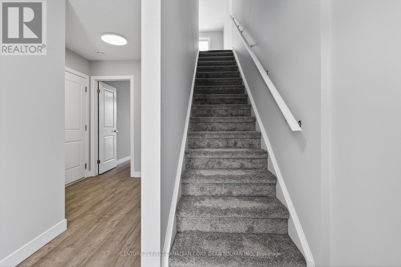 Photo 11 of 44 for 18 - 349 Southdale Road E