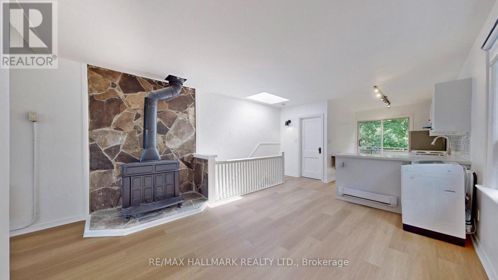 UPPER - 215 KINGSTON ROAD, Toronto, Ontario