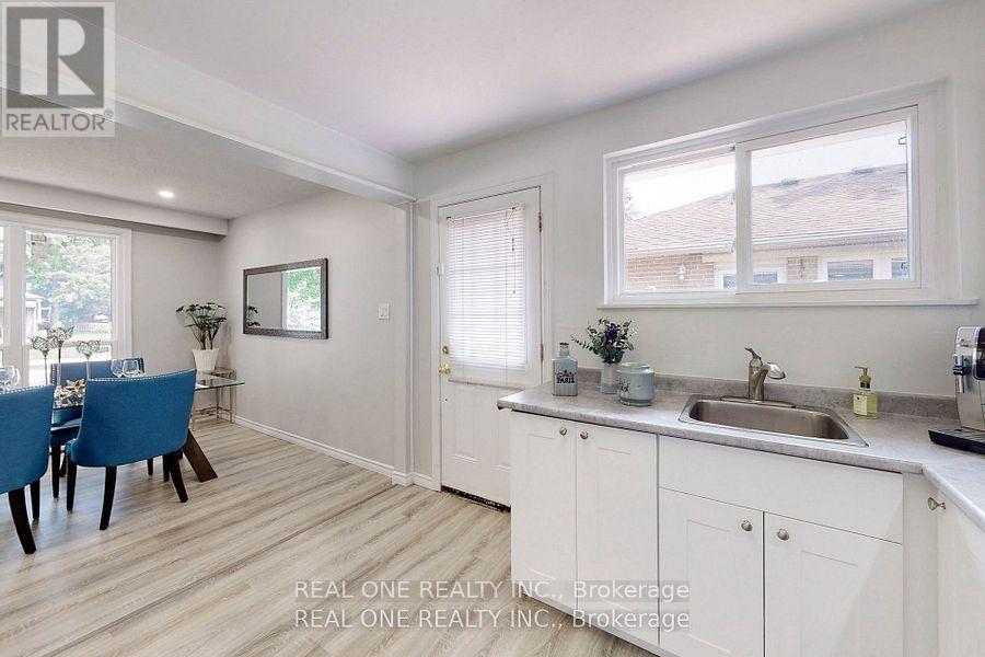 105 Aurora Heights Drive, Aurora, Ontario  L4G 2X1 - Photo 9 - N12742136