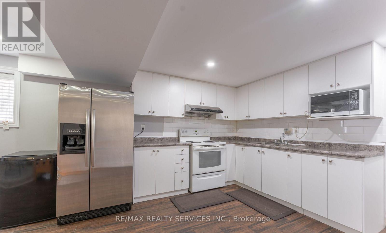 141 Whitwell Drive, Brampton, Ontario  L6P 1L2 - Photo 3 - W12742212