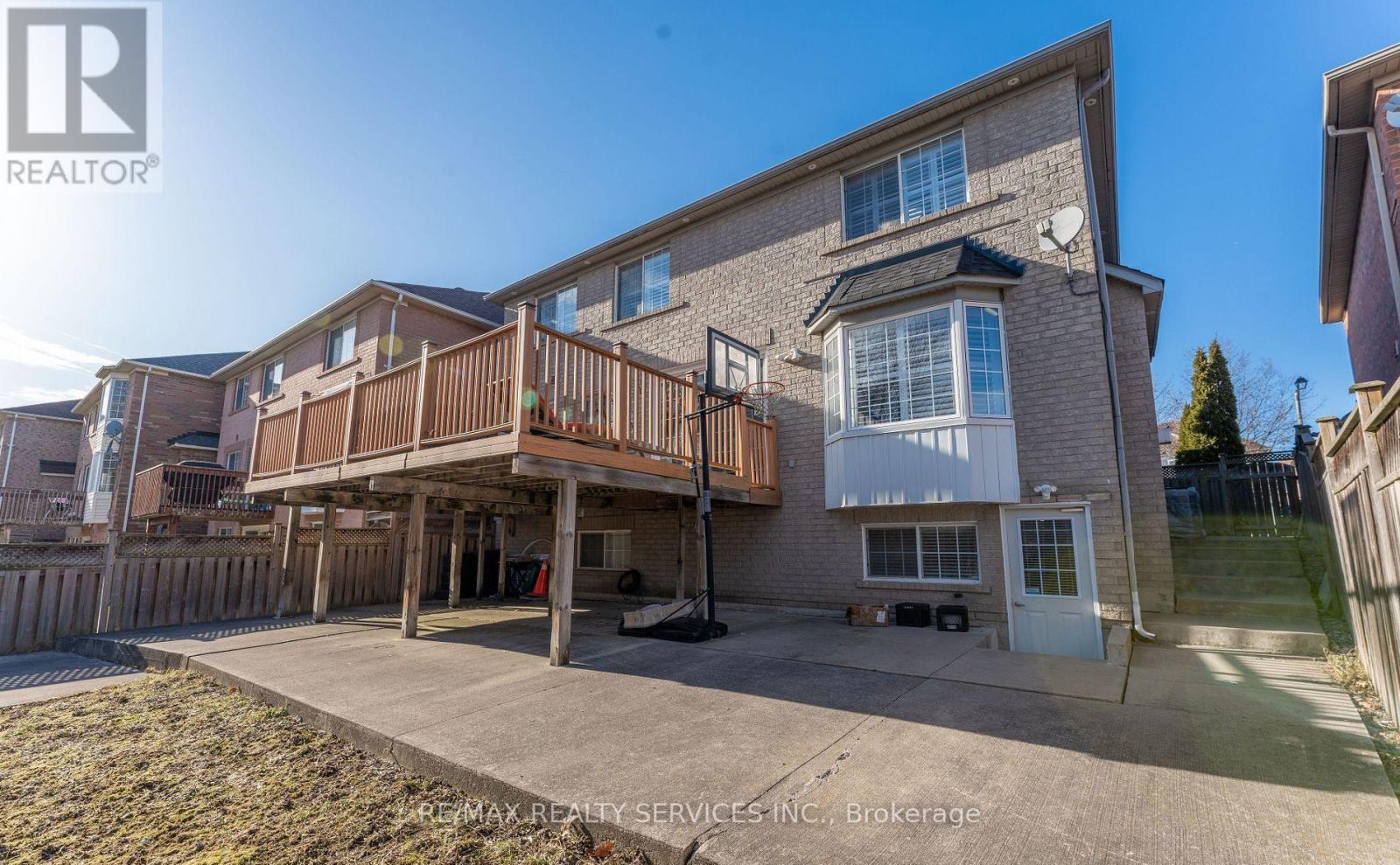 141 Whitwell Drive, Brampton, Ontario  L6P 1L2 - Photo 5 - W12742212