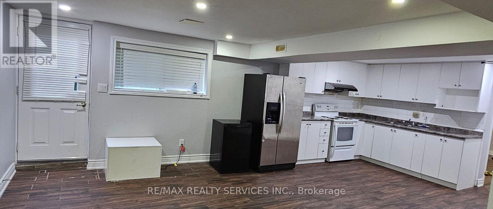 141 Whitwell Drive, Brampton, Ontario  L6P 1L2 - Photo 6 - W12742212