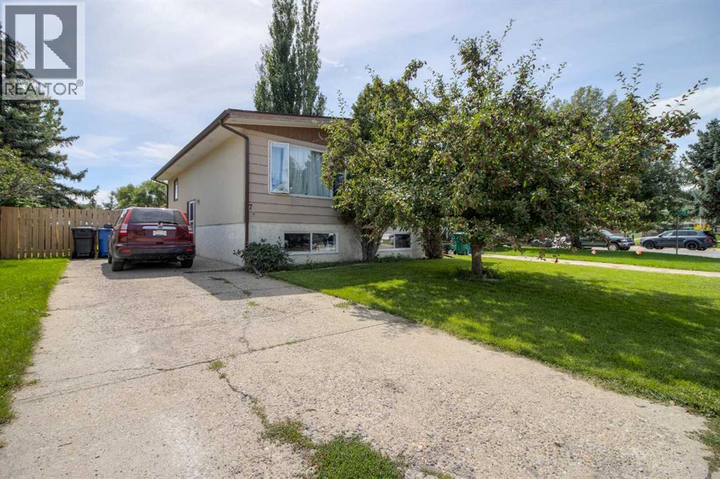 7 Cayuga Place W, Lethbridge, Alberta  T1K 5J1 - Photo 2 - A2281628
