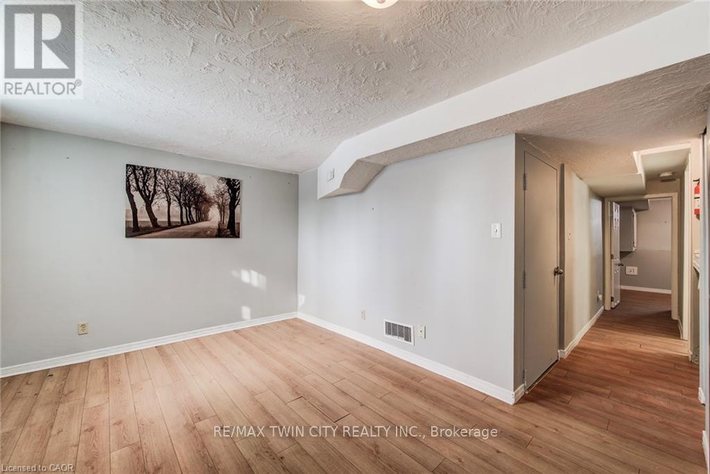 839 Doon Village Road, Kitchener, Ontario  N2P 1A1 - Photo 35 - X12742170